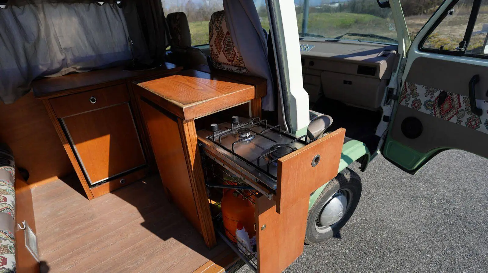 Pull-out kitchen unit with a gas hob in the Volkswagen Westfalia campervan